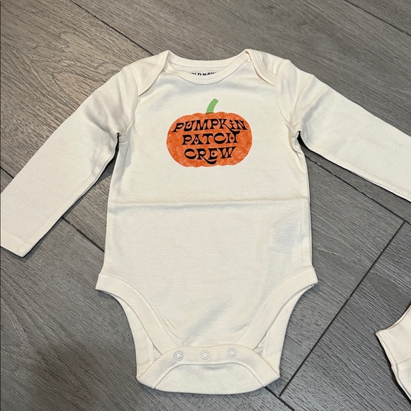 NWT 6-12 month Old Navy Cream Baby Onesie with Pumpkin Print set of 2 - Picture 6 of 7